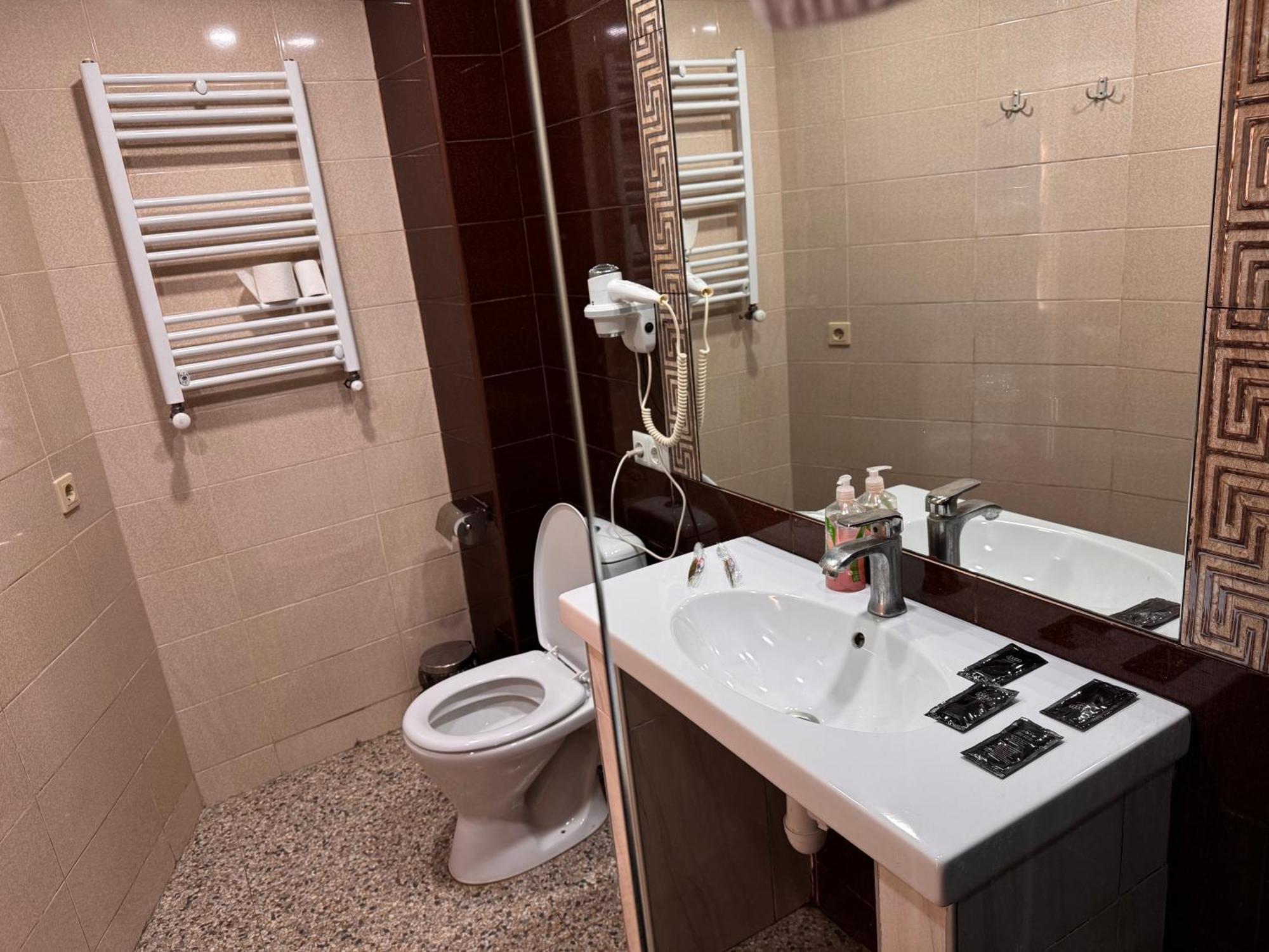 טביליסי Two Lions Hotel מראה חיצוני תמונה